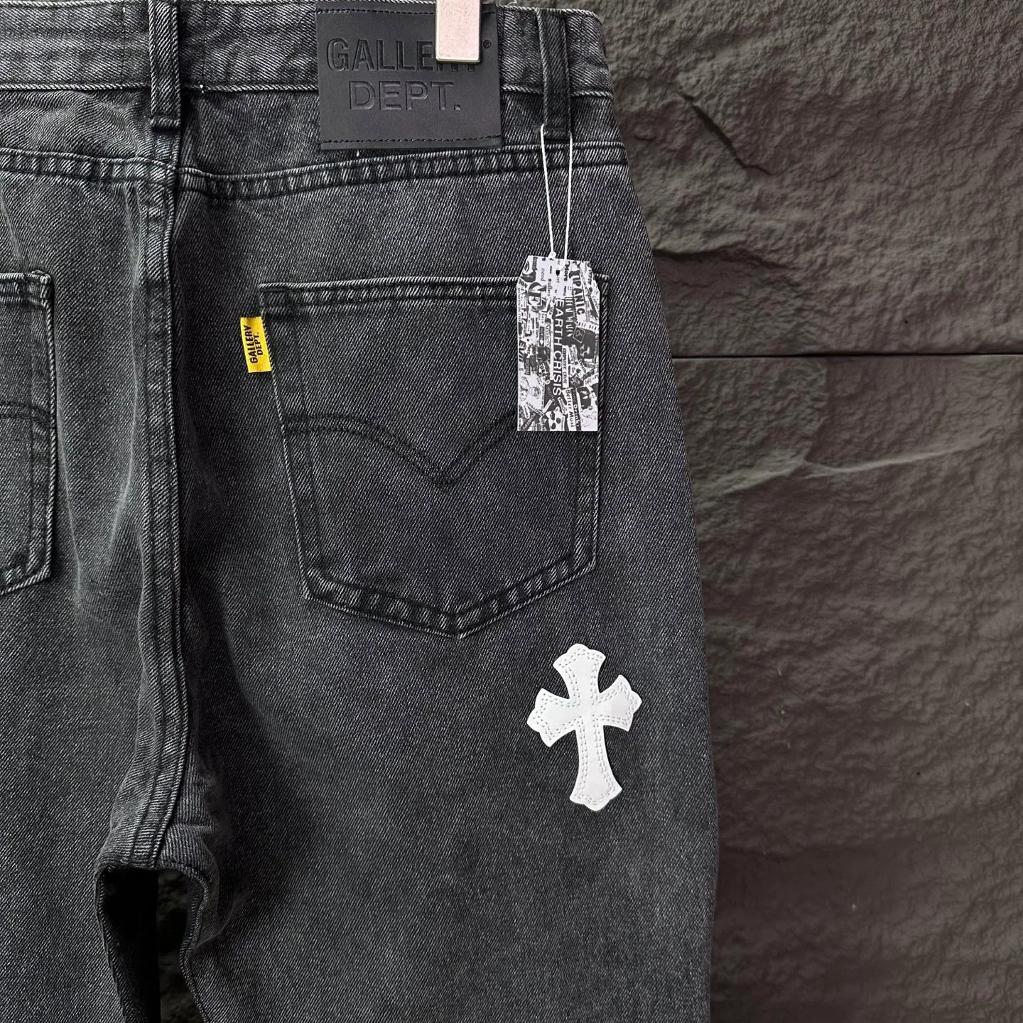 P240 GALLERY DEPT. & Croixin co-branded 2025 new spliced ​​white cross patch leather couple's bootcut jeans 🔥High version🔥High version🔥 Top ceiling quality Styles with different washed textures are very friendly to people with thin legs and thick legs. The bootcut version is very flattering. Moderate length that never goes out of style, easy to match with casually, basic styling for various styles, a must-have in the wardrobe! The fabric is stiff but also makes the upper body soft without losing texture. The washing process is even more perfect. It is a must-have item for everyone! ! ! Washed wheat, hang tag, pants label, three complete labels, color: black, size: 28, 30, 32, 34, 36 (five sizes)